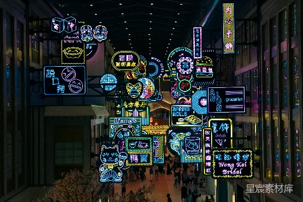 高清摄影 一群人穿过一家充满霓虹灯招牌的商场。