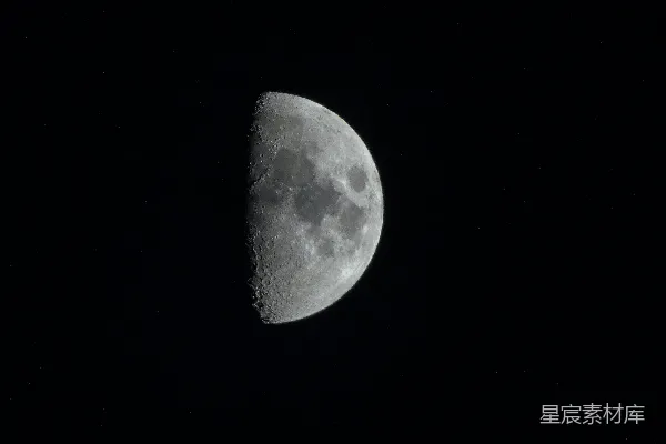 高清摄影 满月在漆黑的夜空中