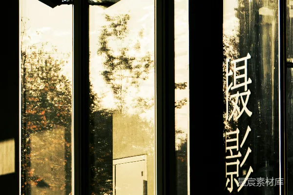 阳光透过建筑物的窗户照射进来。