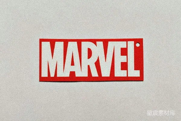 高清摄影 一个红色和白色相间的贴纸，上面有“MARVEL”字样。
