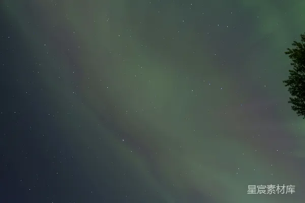 夜空中的绿色和紫色极光