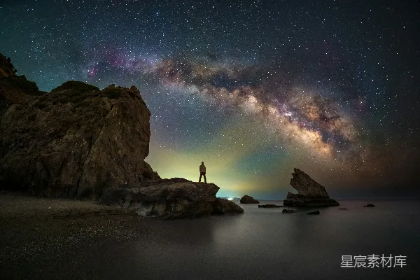 高清摄影 一个人站在岩石上仰望星空。