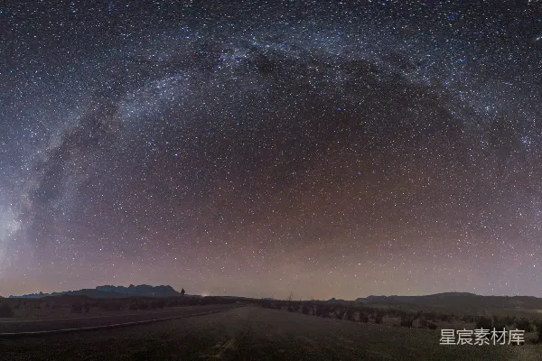 高清摄影 灰白色的混凝土道路在满天繁星的夜空中。