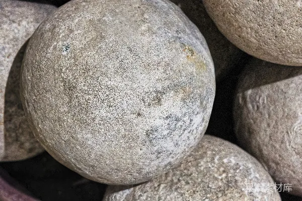 一堆岩石紧挨着摆放在一起