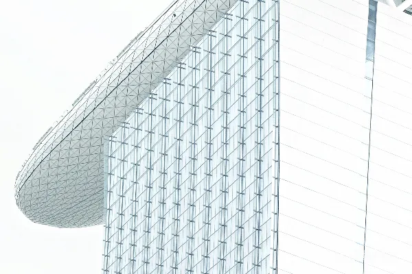 玻璃建筑下的白云