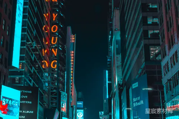 高清摄影 夜间在高楼大厦之间的道路上行驶的车辆街拍