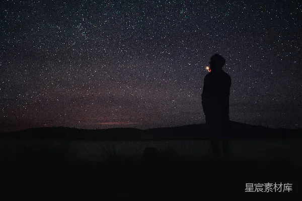 高清摄影 一个人站在黑暗中仰望星空。