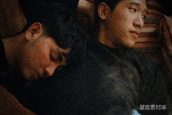 男人躺在男人旁边