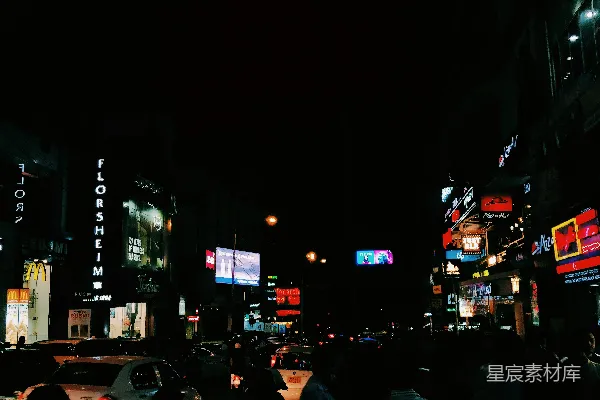 高清摄影 夜间停在街道上的汽车