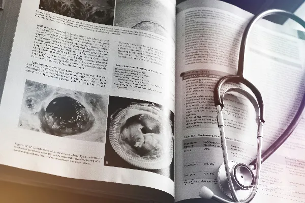 高清摄影 一本上面放着听诊器的医学书籍