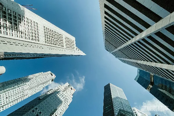 城市中仰望高耸的建筑物