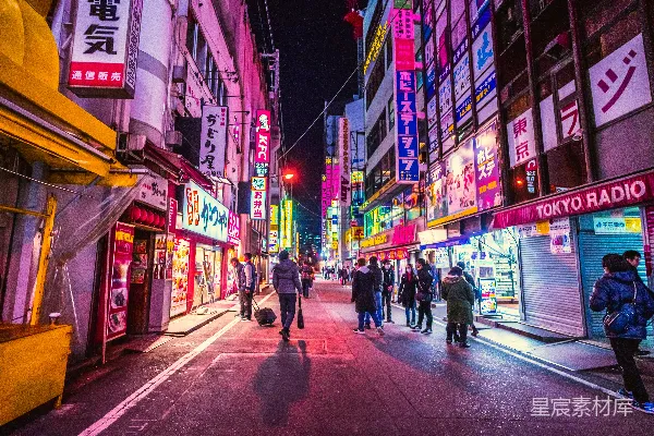 高清摄影 人们在城市建筑之间行走