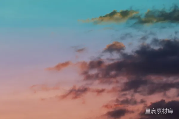 白天蓝白色的大气云天