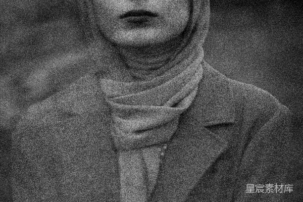 一个女人戴着围巾和头巾