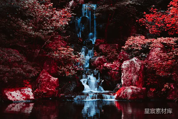 高清摄影 湖中央有一座瀑布，周围环绕着树木。