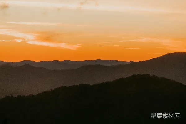 山峦之上夕阳西下
