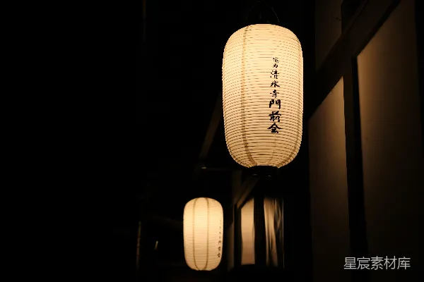 高清摄影 几个白灯笼悬挂在天花板上