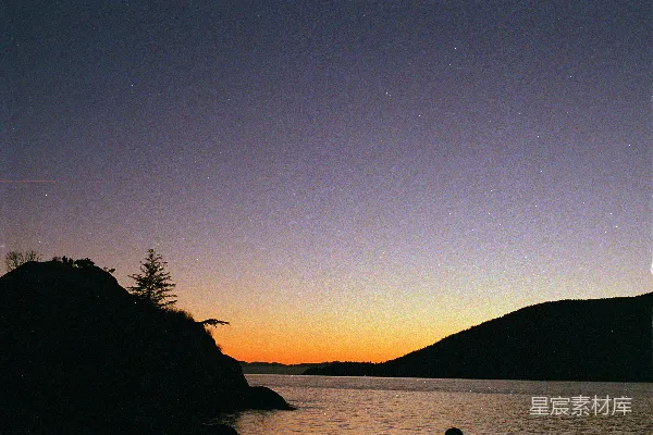 夕阳下，一艘船停在水面上。
