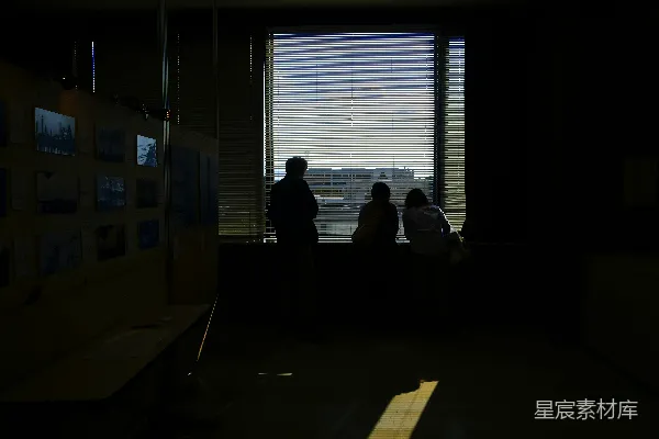窗边站立的两个人影
