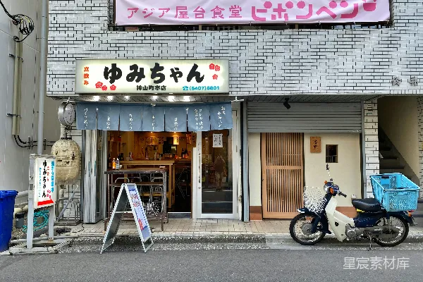 高清摄影 一辆摩托车停在中国餐厅外面。