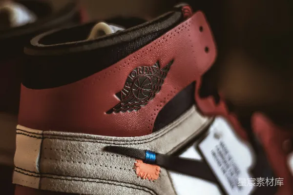 高清摄影 一双红白相间的Air Jordan 1。