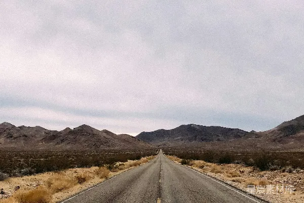 沙漠中一条空旷的道路