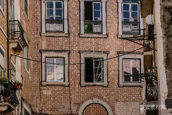 狭窄街道上一座带有拱形窗户的砖砌建筑