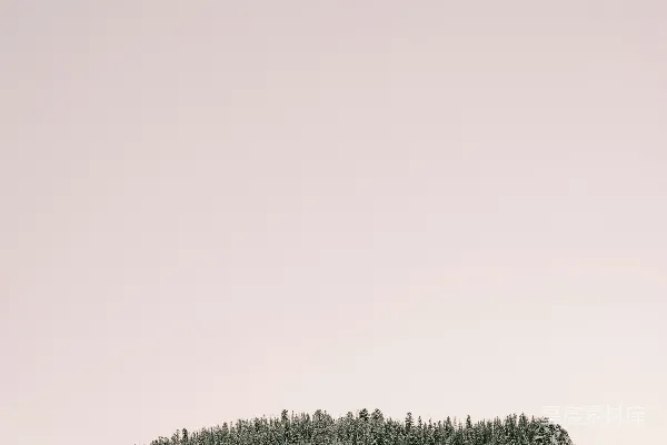 覆盖着白雪的山峰背景是蓝天。