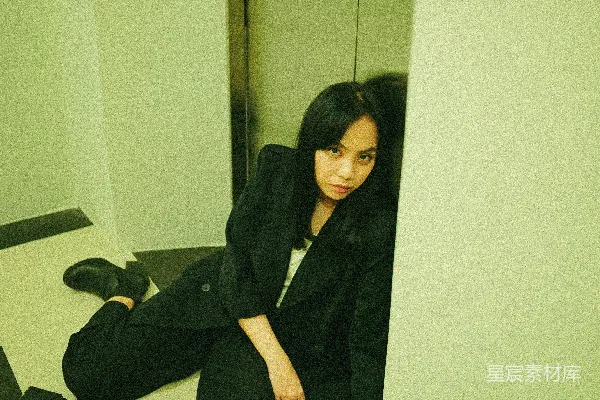 穿黑大衣的女人坐在椅子上