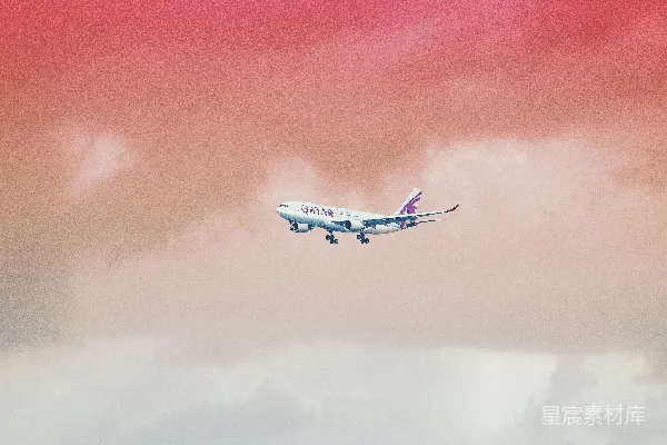 高清摄影 卡塔尔航空公司的飞机在红色云层下飞行