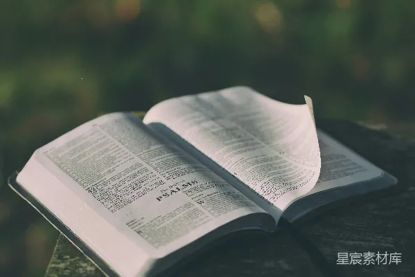 高清摄影 一本打开的圣经书放在灰色的表面上