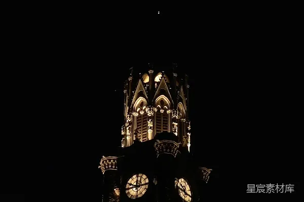 高清摄影 一座大型钟楼在夜间亮起灯光