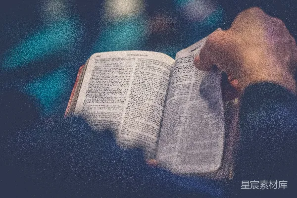 高清摄影 某人的手拿着书页