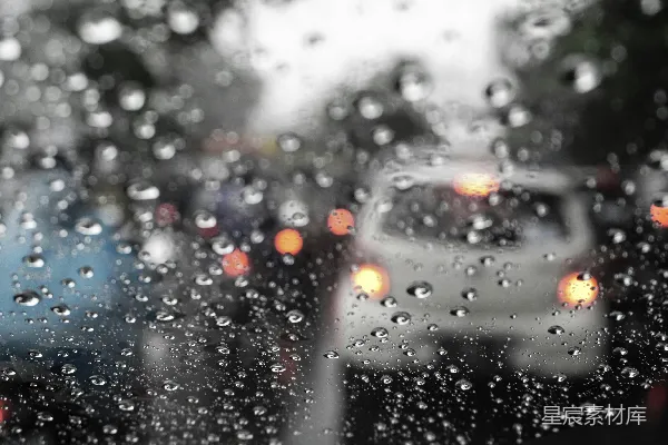 车在湿滑的交通道路上