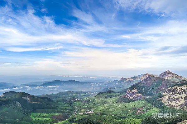高清摄影 一幅山峦的风景图，天空中有云彩。