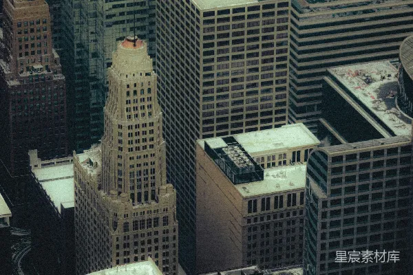 云层下的城市建筑密集俯视图