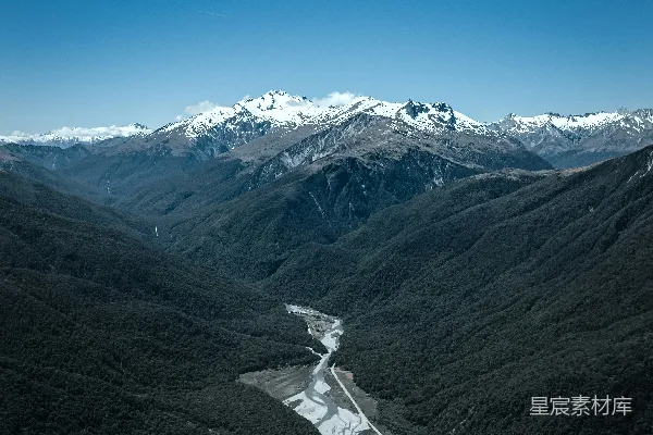 一条河流穿过被山脉环绕的山谷
