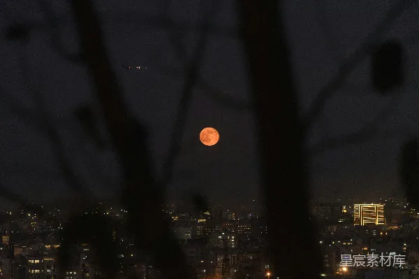 夜晚城市 skyline 上的血月。
