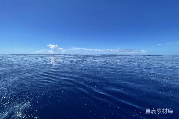 有蓝天白云的水域