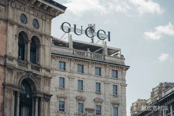 高清摄影 一座大型建筑，上面有一个标志。