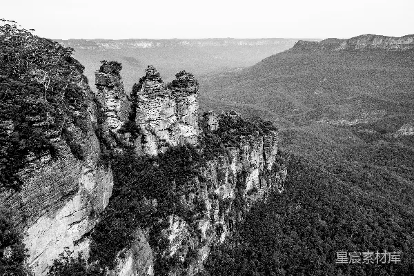 白天灰岩山峦