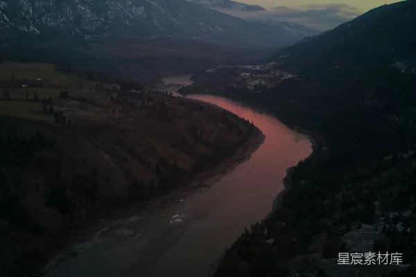 夕阳下河流与山间的景色一览