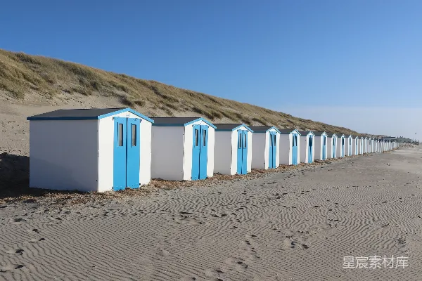 一排沙地上堆叠的海边小屋