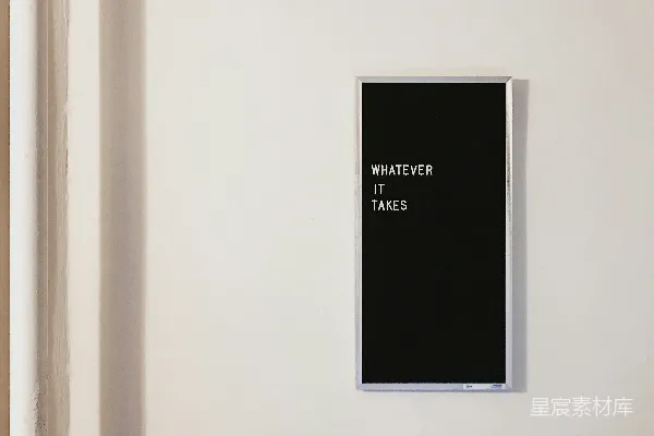 高清摄影 灰色金属框架的黑板，上面写着“whatever it takes”