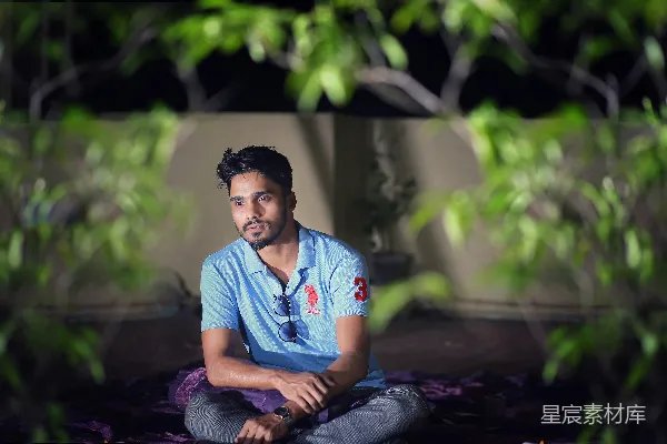 蓝polo衫的男人坐在地上