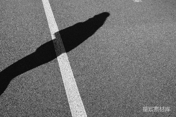 一条长路投下一片阴影。