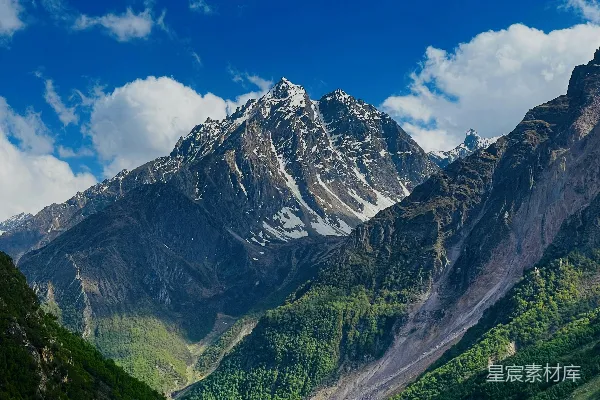 高清摄影 一座山脉的景色，河流从中穿过。