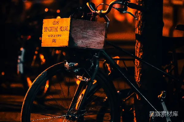 高清摄影 夜晚街道边停着的自行车