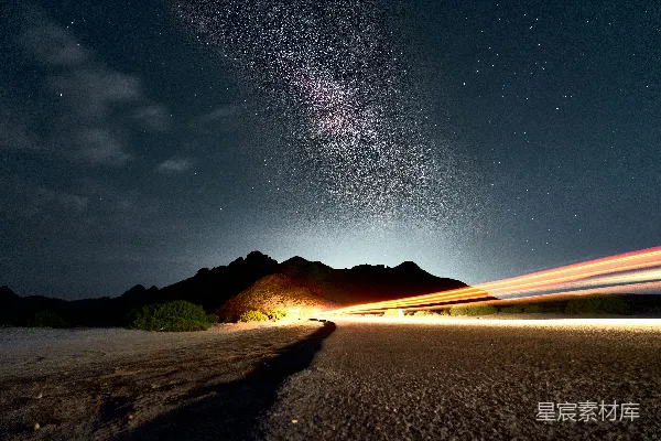 夜景长曝拍摄的道路