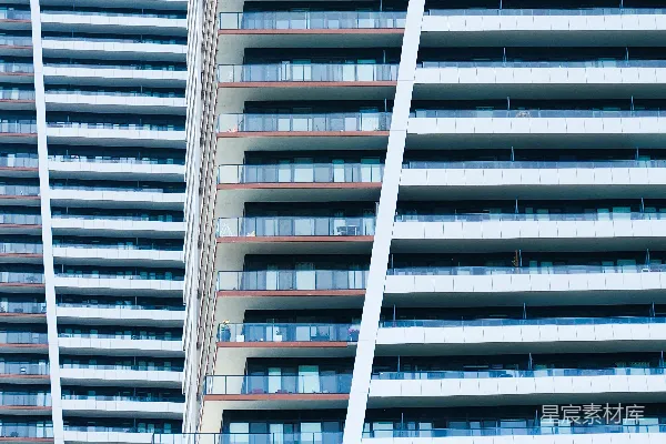 相邻的两座非常高大的建筑